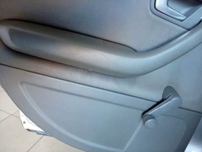 Ugyanaz az ajtókárpit tisztítás előtt, koszos könyöklővel